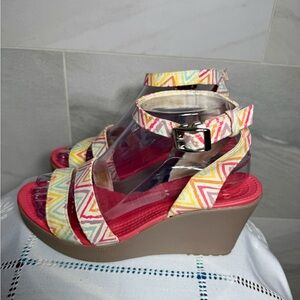 CROCS Multicolor Chevron Wedge Sandals Size 8 with 3” heel. EXCELLENT CONDITION